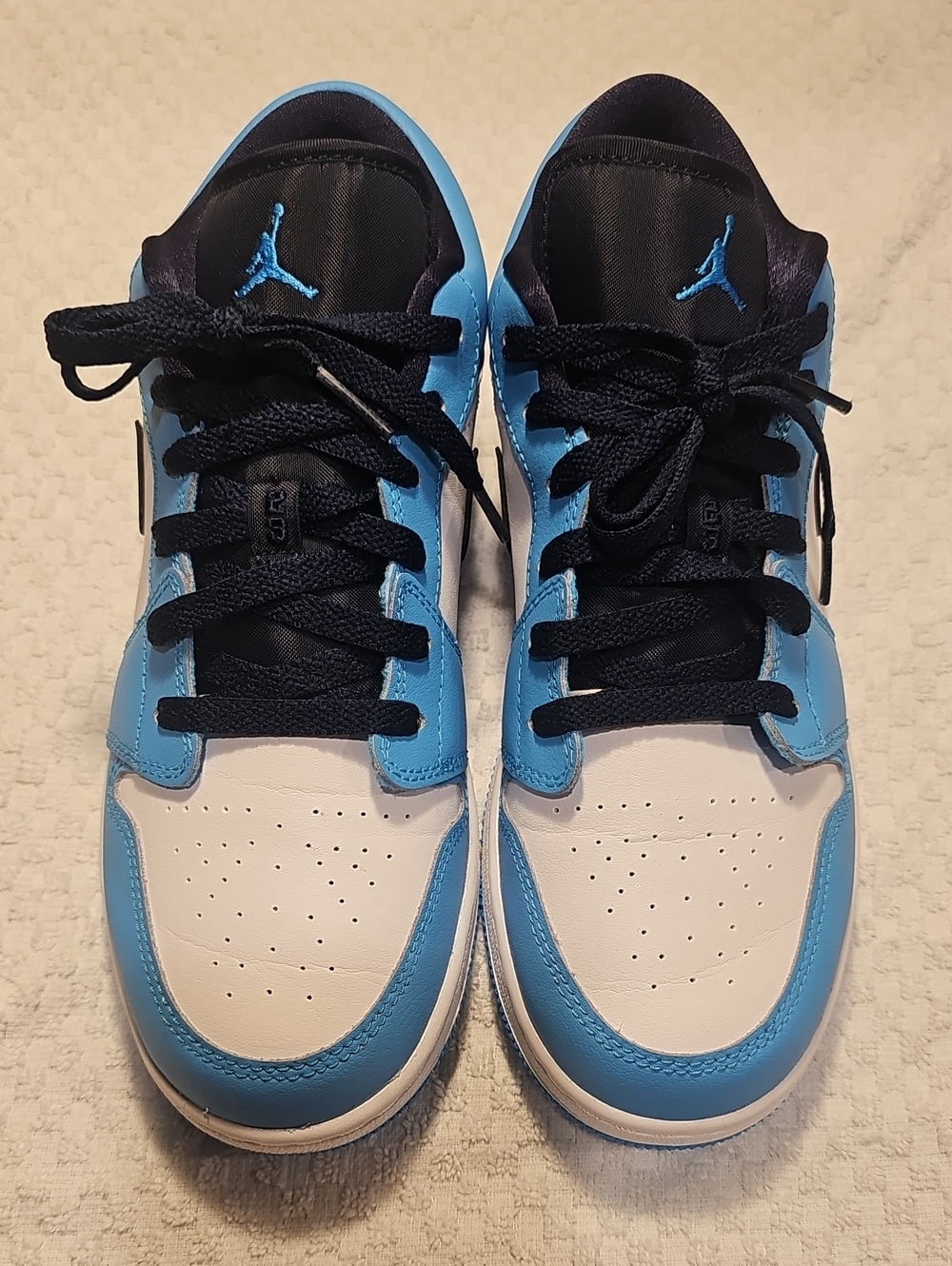 Jordan Kids Low-Top Sneakers in University Blue, Black and White